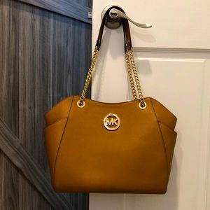 Michael Kors Jet Set Travel Large Chain Tote